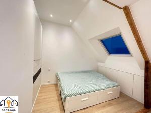 圣布里厄Evasion的一间卧室设有一张床和一个窗口
