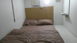 迪拜Ruby Star Hostel Loft Bed 21的一间小卧室,卧室内配有一张床铺