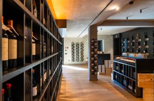 布拉加Palatial Suites的一间装满大量葡萄酒的房间