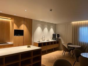 布拉加Palatial Suites的客房设有带桌椅的厨房。