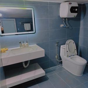 木州县Homestay Cánh Đồng - Lều Camping & Coffee的一间带水槽、卫生间和镜子的浴室