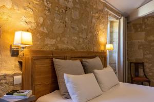 皮斯甘Château Fleur de Roques - Puisseguin Saint Emilion的一间卧室配有一张带两个白色枕头的床