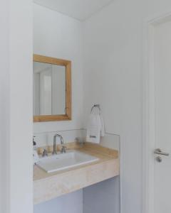 卡法亚特Chadel Management Cafayate的一间带水槽和镜子的浴室