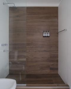 卡法亚特Chadel Management Cafayate的带淋浴的浴室和木墙