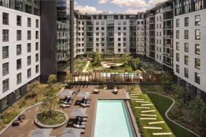 约翰内斯堡Marriott Executive Apartments Johannesburg, Melrose Arch的享有带游泳池的建筑庭院的空中景致