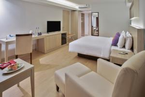 哥伦打洛省FOX Hotel Gorontalo的酒店客房设有床和客厅。