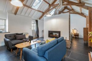 贝图瑟科伊德Snowdonia Glamping Holidays, Seren, Betws-y-Coed的客厅配有蓝色的沙发和桌子