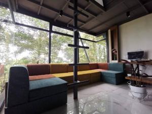 PinangodeWildrootstay 3 bed cottage的带沙发和大窗户的客厅