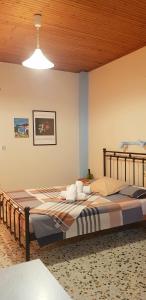 阿基奥斯基利考斯Iasonas Rooms的一间卧室设有一张带木制天花板的大床