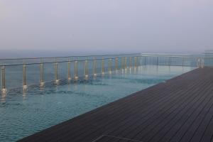 科伦坡Sofia Colombo City Hotel的海边码头上的游泳池