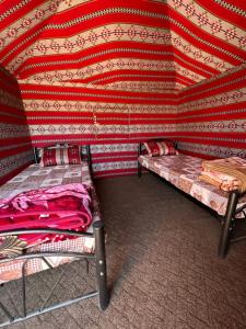瓦迪拉姆Wadi rum Bedouin Experience的墙上有两张床的房间