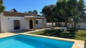 科尼尔-德拉弗龙特拉Vivienda Rural Atlántico Sur & Family的一座带游泳池和房子的别墅
