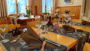InnerferreraGasthaus Alpenrose的用餐室配有带酒杯的桌子