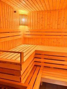 基辅VitaPark Borysfen的木制桑拿浴室设有木地板和天花板