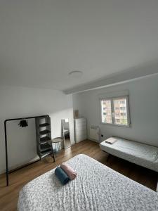 乌苏尔维尔Cozy apartment 6' from San Sebastian + Parking的白色的客房设有两张床和窗户。