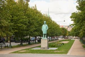 哥本哈根安妮酒店的站在公园里的男人的雕像