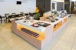 哥伦打洛省FOX Hotel Gorontalo的餐厅的自助餐点,展示着食物