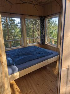 JerfojaurAurora Lodge的配有2扇窗户的客房内的1张床