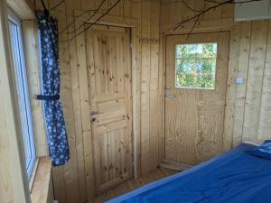 JerfojaurAurora Lodge的一间设有门、窗户和床的房间