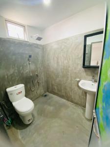 迪克韦勒Art house hiriketiya的一间带卫生间和水槽的浴室
