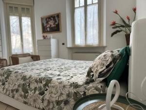 帕尔马My Home by Sveva的一间卧室配有一张床铺,床上有毯子