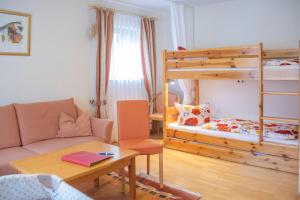 奥佩瑙布鲁姆旅馆的小房间设有双层床和沙发