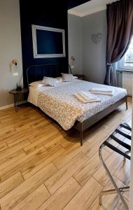 布雷西亚Al Binario Brescia的一间卧室配有一张床,铺有木地板