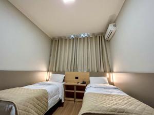 因达亚图巴阿尔吉酒店的小型客房 - 带2张床和窗户