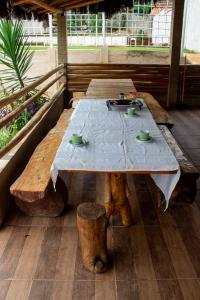 阿拉萨里瓜马Chacára Familia Buscapé Oliveira的一张木桌,上面有两杯