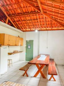 卡兰卡斯Ótima casa no centro de Carrancas的一间厨房,内设一张木桌