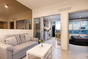 Ban Bang PhlatNEW-Luxury 1BR Apartment Riverview-Netflix-MRT Sleeping couch的客厅配有沙发和桌子