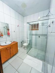 卡兰卡斯Ótima casa no centro de Carrancas的一间带玻璃淋浴和卫生间的浴室