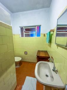 卡兰卡斯Ótima casa no centro de Carrancas的一间带水槽和卫生间的浴室