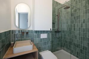 巴黎Noble Suites的一间带水槽和淋浴的浴室