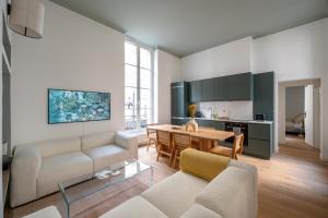 巴黎Noble Suites的客厅配有沙发和桌子