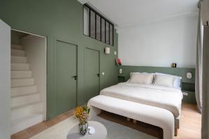 巴黎Noble Suites的一间带大床和楼梯的卧室