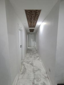Midyatdara otel的拥有白色墙壁和天花板的走廊