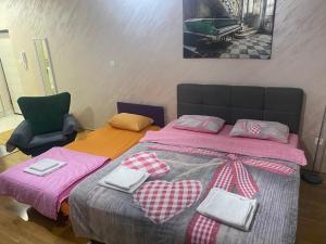 尼克希奇Impressive Apartment的一间卧室配有一张带粉色床单和弓的大床