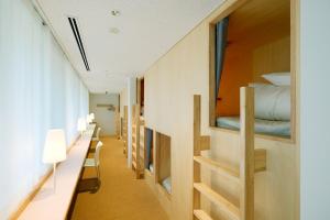 尾道市BONAPOOL的一间设有双层床的房间的走廊
