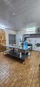 科隆Hacienda Alajuela的一间大厨房,在房间内配有一张大桌子