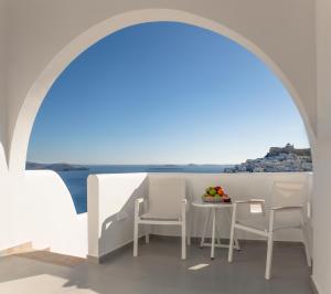 阿斯提帕莱亚镇安德罗梅塔度假酒店的拱下桌椅,享有海景