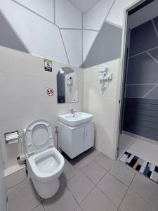 拿笃Doyar's Home Stay (Palm Garden -1st Floor)的一间带卫生间和水槽的浴室