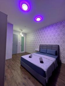 拿笃Doyar's Home Stay (Palm Garden -1st Floor)的一间卧室配有一张紫色灯大床