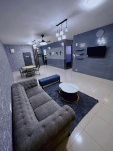 拿笃Doyar's Home Stay (Palm Garden -1st Floor)的客厅配有沙发和桌子
