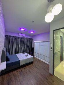 拿笃Doyar's Home Stay (Palm Garden -1st Floor)的一间卧室配有一张床、紫色墙壁和紫色灯