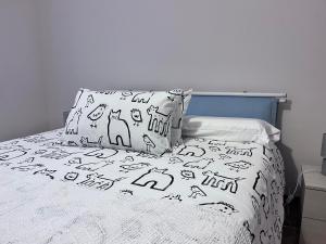 卡萨莱蒙费拉托Casa Piemont的一张配有黑白床单和枕头的床