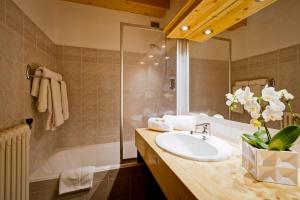 谷雪维尔雷斯福洛肯斯酒店的浴室配有盥洗盆和浴缸。