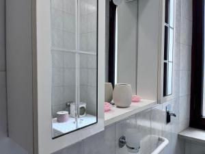 卡萨莱蒙费拉托Casa Piemont的白色的浴室设有镜子和水槽