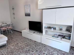 卡萨莱蒙费拉托Casa Piemont的客厅设有带电视的白色娱乐中心