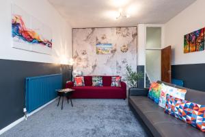 赫尔6 Roomy Bedrooms Favour Spacious Inn - Sleeps 13 Hull Central Location的带沙发和红色沙发的客厅